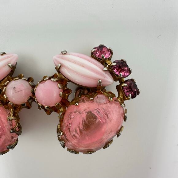 1950s 1960s vintage high end gold tone pink glass lucite beaded clip on earrings - Picture 4 of 8